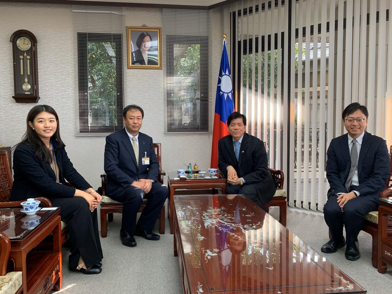 山口市交流創造部観光交流課山本裕史課長（左2）、吳心儀国際交流員（左1）