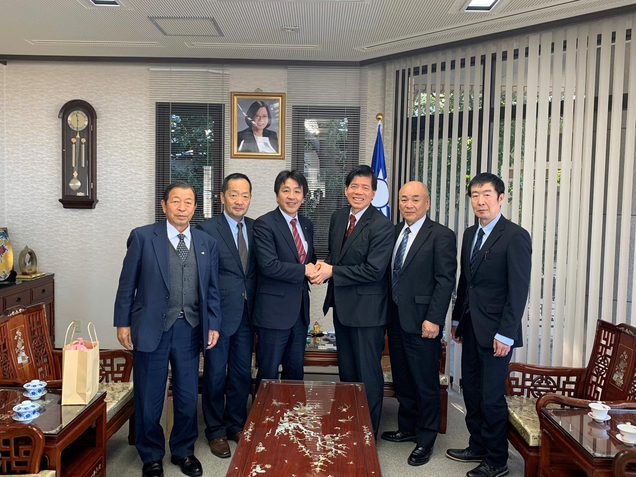 高千穂町甲斐宗之町長（左三）