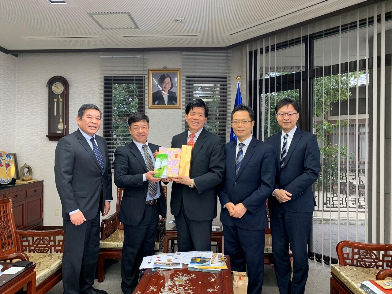 くま川鉄道株式会社永江友二社長（左二）、台日鉄道交流促進協会伊藤一己会長（左一）