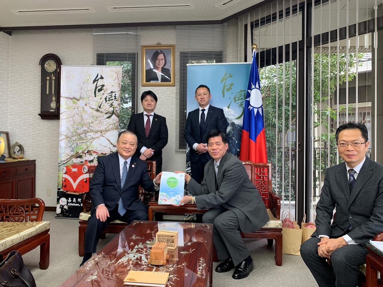 全国日台友好議員協議会会長代行加地邦雄（左前一）