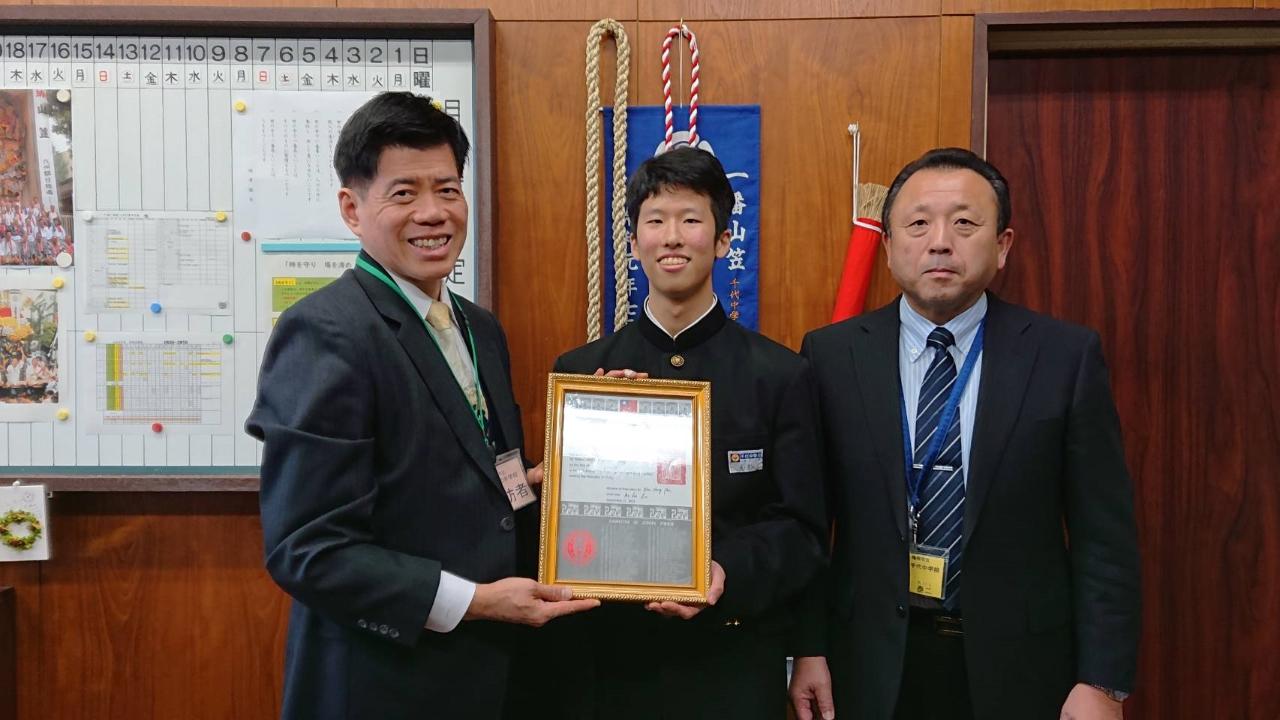 福岡市立千代中学校関屋泰二校長（右）、石松賢人氏（中）