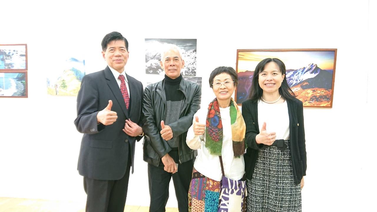 「台日三人写真展」王清課氏(左二)