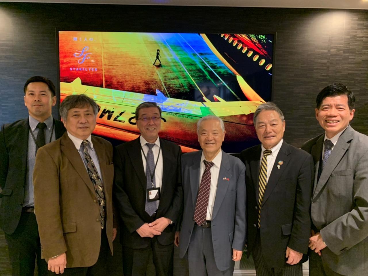 スターフライヤー代表取締役松石禎己社長（左三）