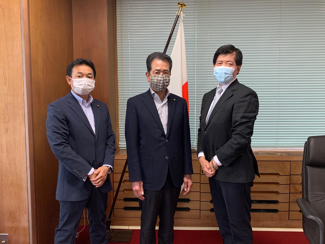 豊前市議会爪丸裕和議長（中）、梅丸晃議員（左）