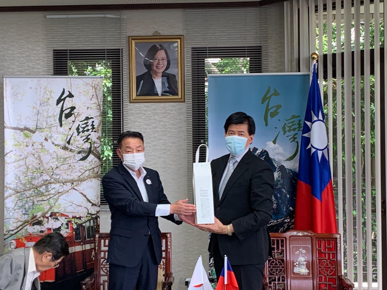 6月12日、山口県美祢市篠田洋司市長、美祢市議会竹岡昌治議長、村田弘司議員等一行9人が陳総領事を表敬訪問。

山口県美祢市篠田洋司市長(左)