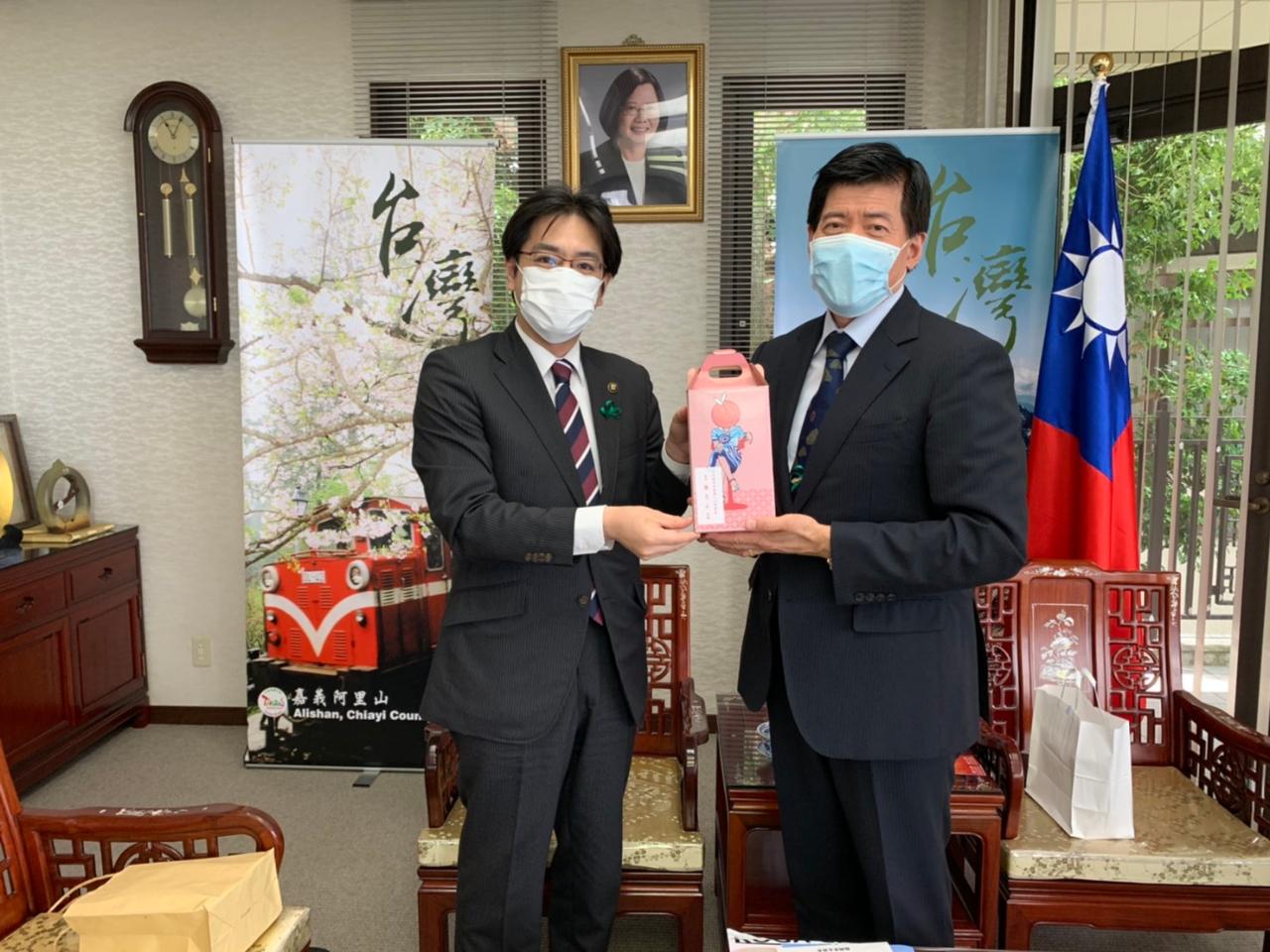 古賀市田辺一城市長（左）