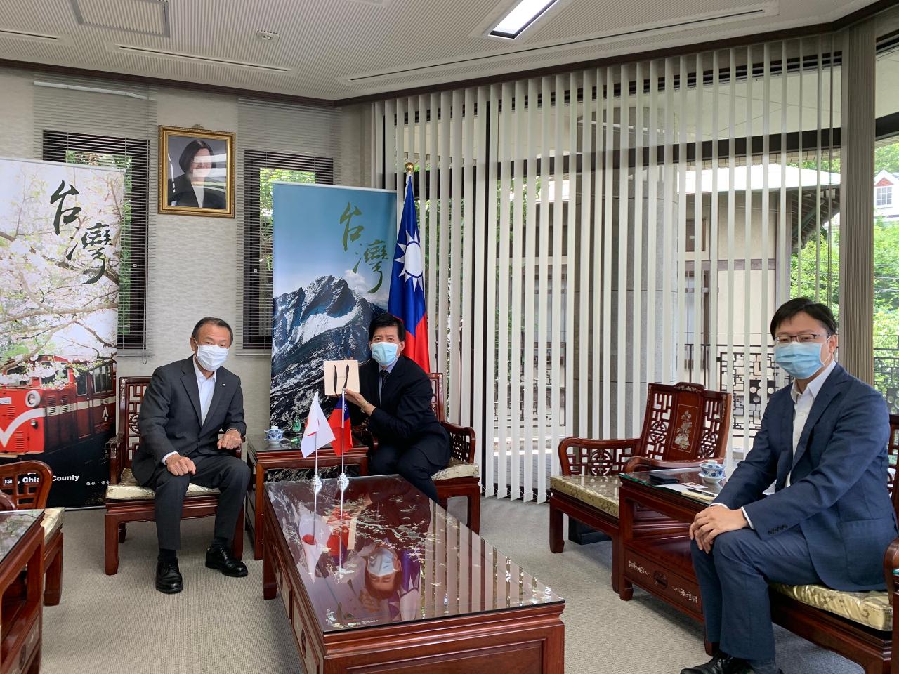 福岡県豊前市長後藤元秀（左）