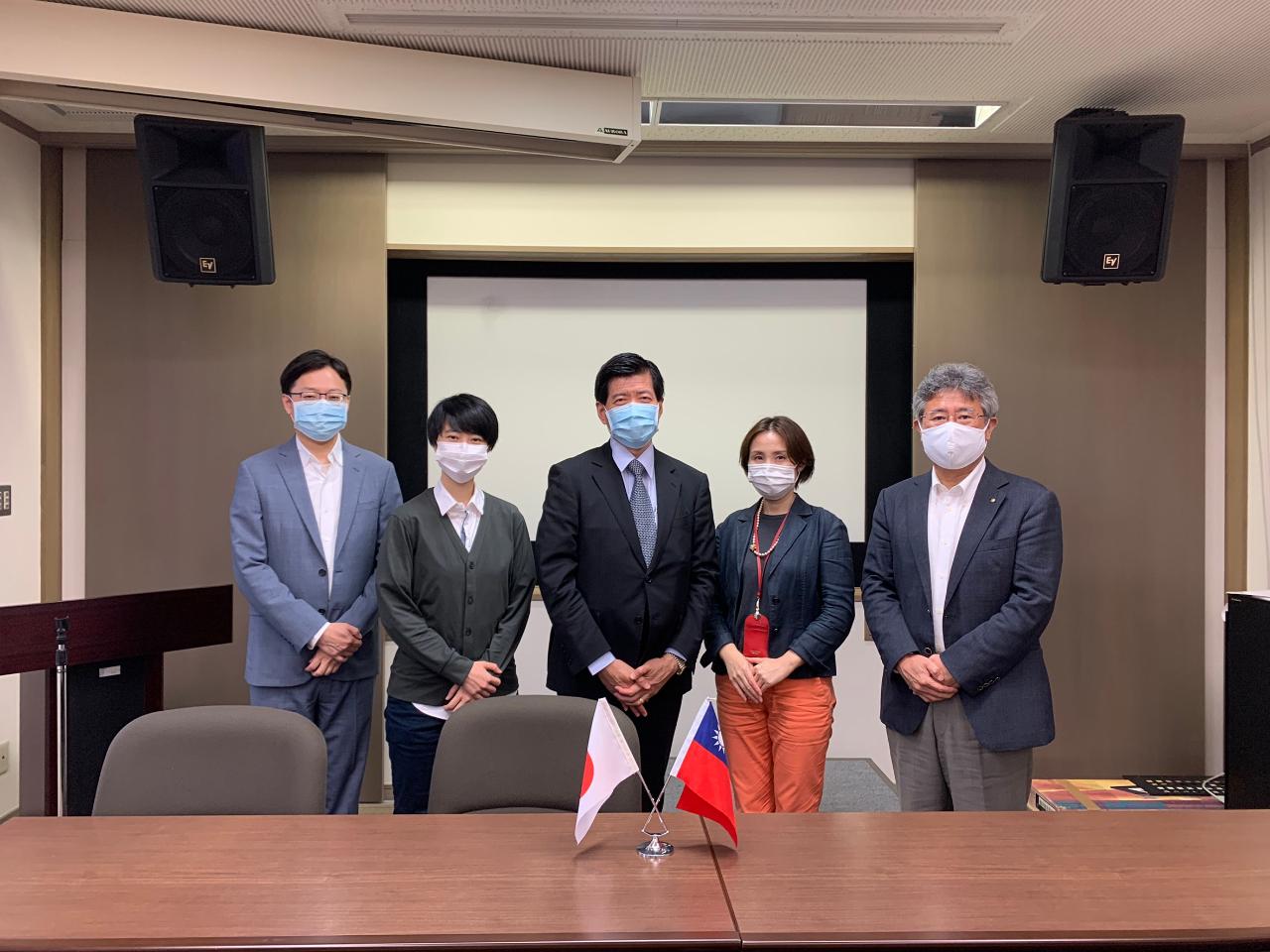 RKB毎日放送新媒体中心国際事業部石井彰制片人（右一）、メディアイノベーションセンター木下由里子部長（右二）、台湾在日福岡留学生会李宜倫会長（左二）