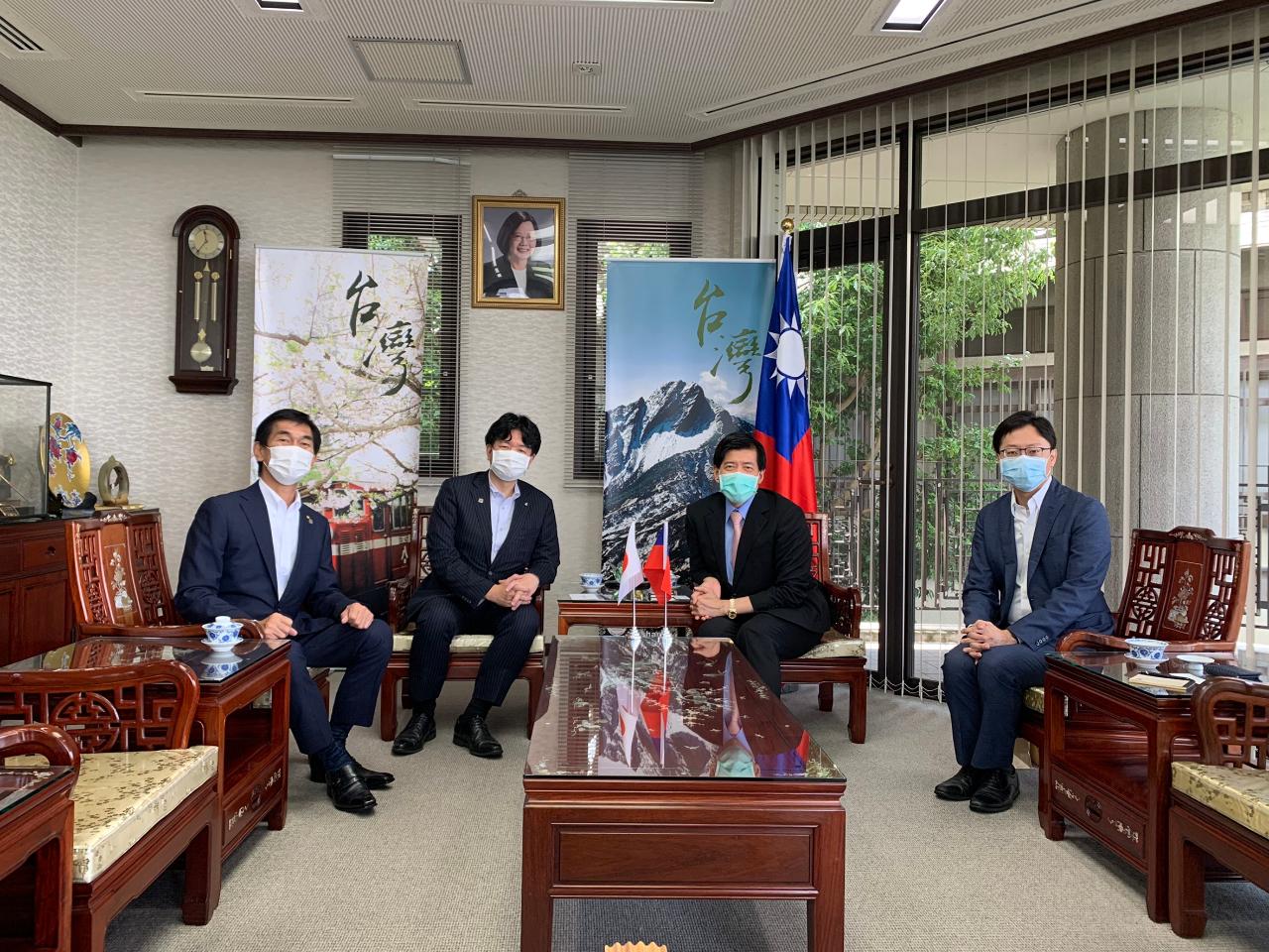 福岡県議会議長吉松源昭（左二）、副議長江藤秀之（左一）