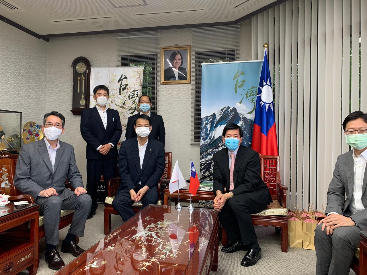 地域交流部長島田文也（左一）