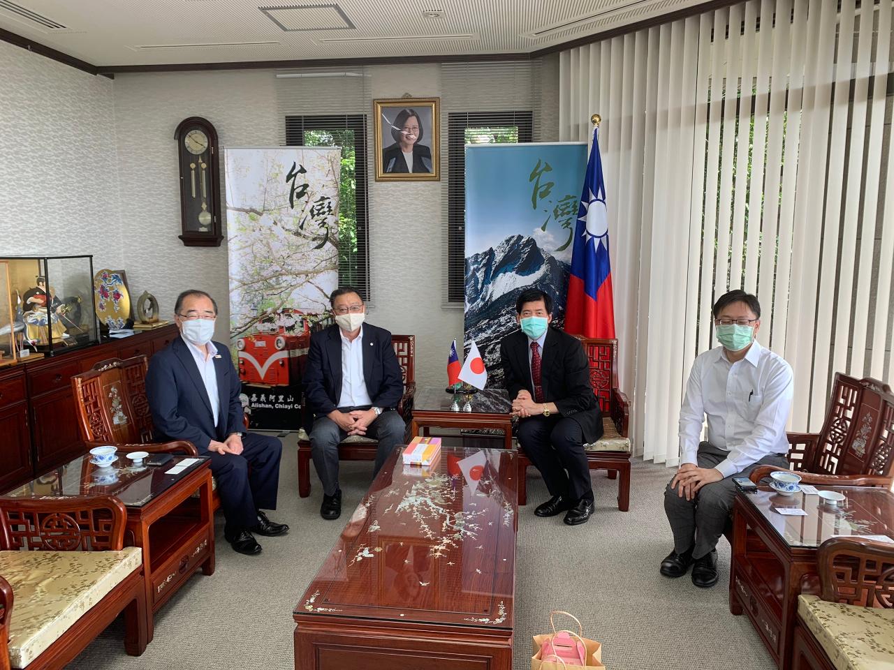 日本旅行業協会（JATA）中国四国事務局高田義治事務局長（左二）、辻孝和次長（左一）