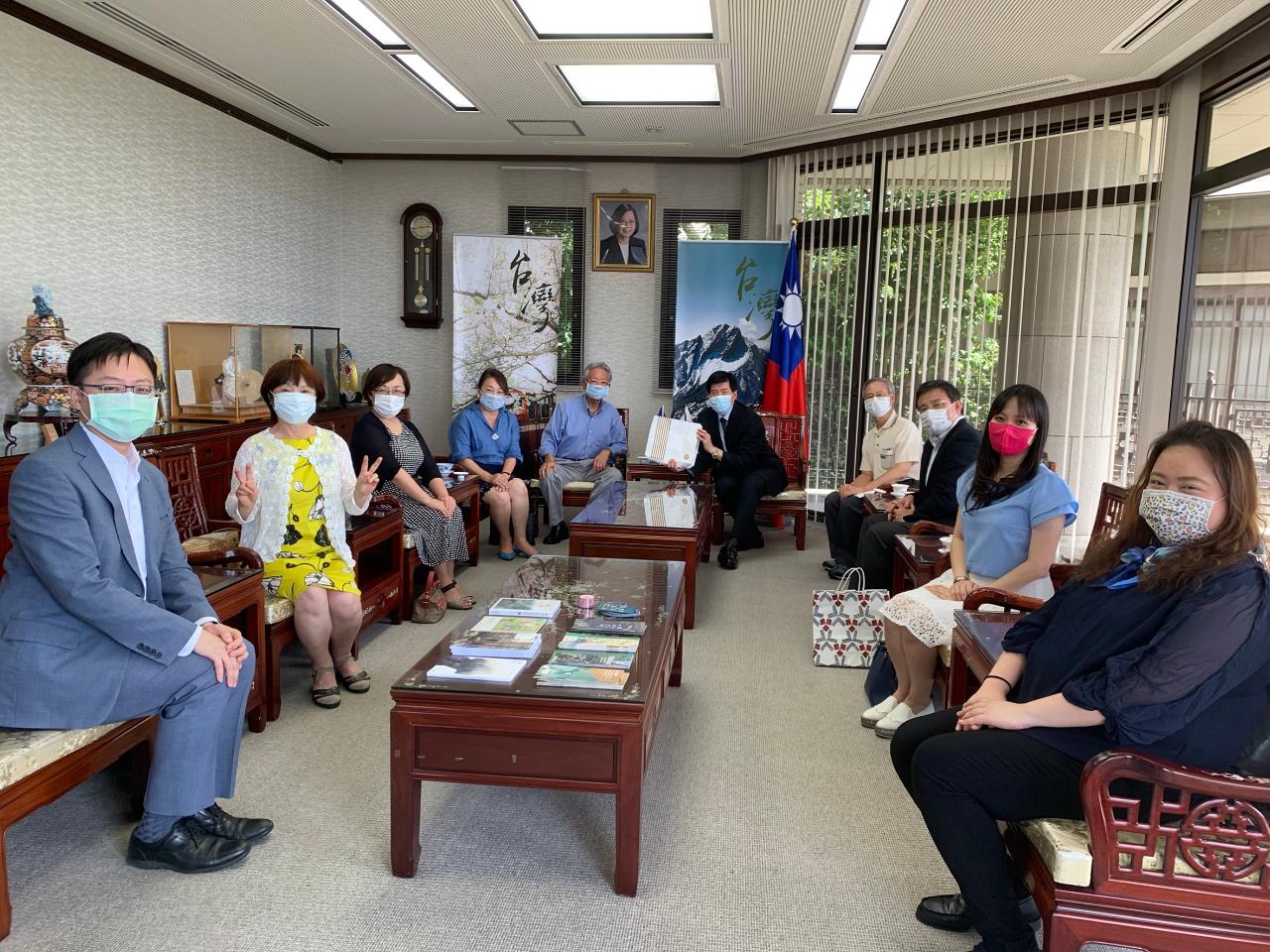 台湾九州同郷会賴家慧会長（左四）