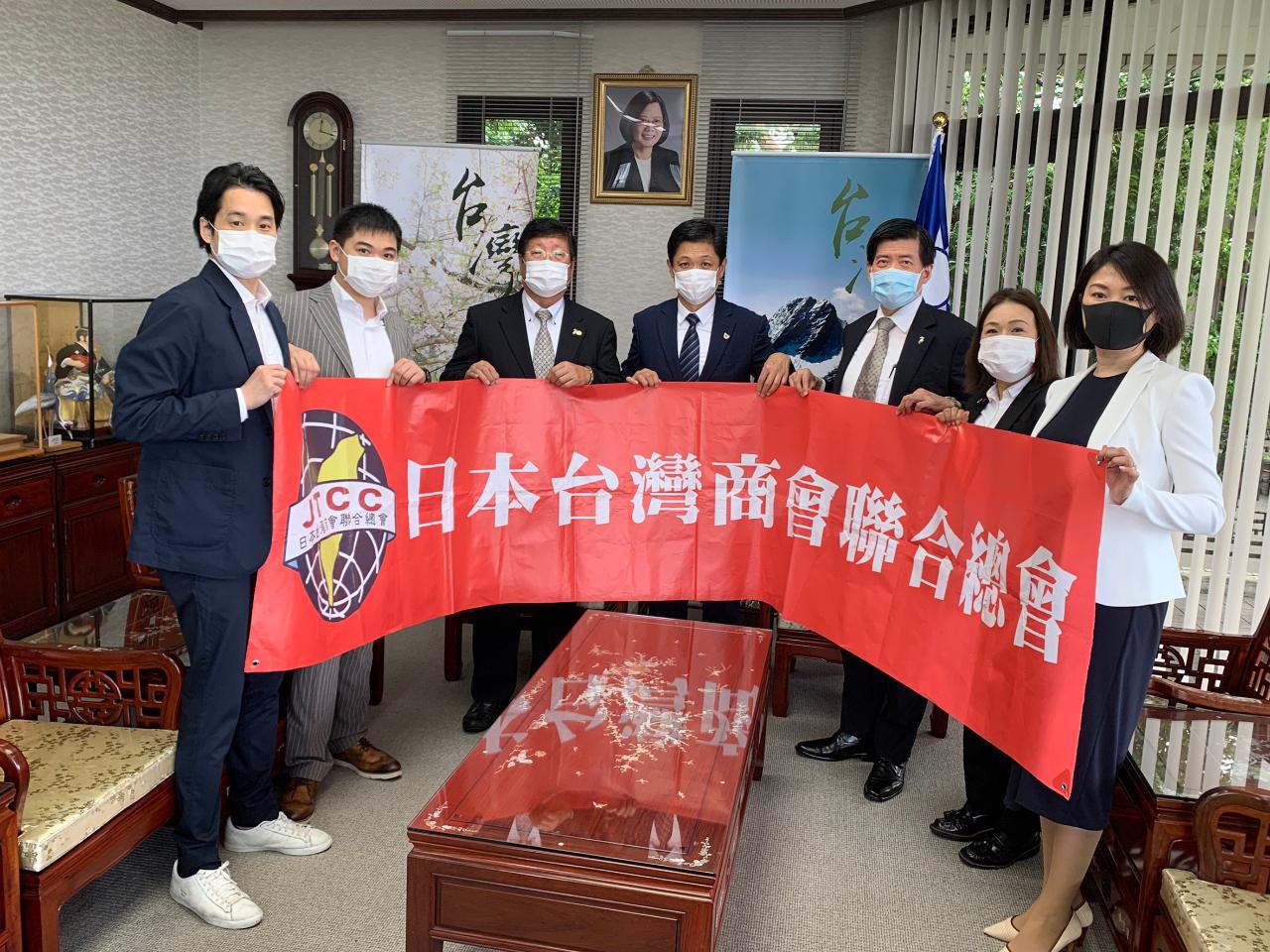 日本台湾商会聯合総会長陳五福様（中）、監事長林隆裕様（左3）、九州台湾商工会長賴玉汝様（右2、）副會長蔣惠萍様（右1）