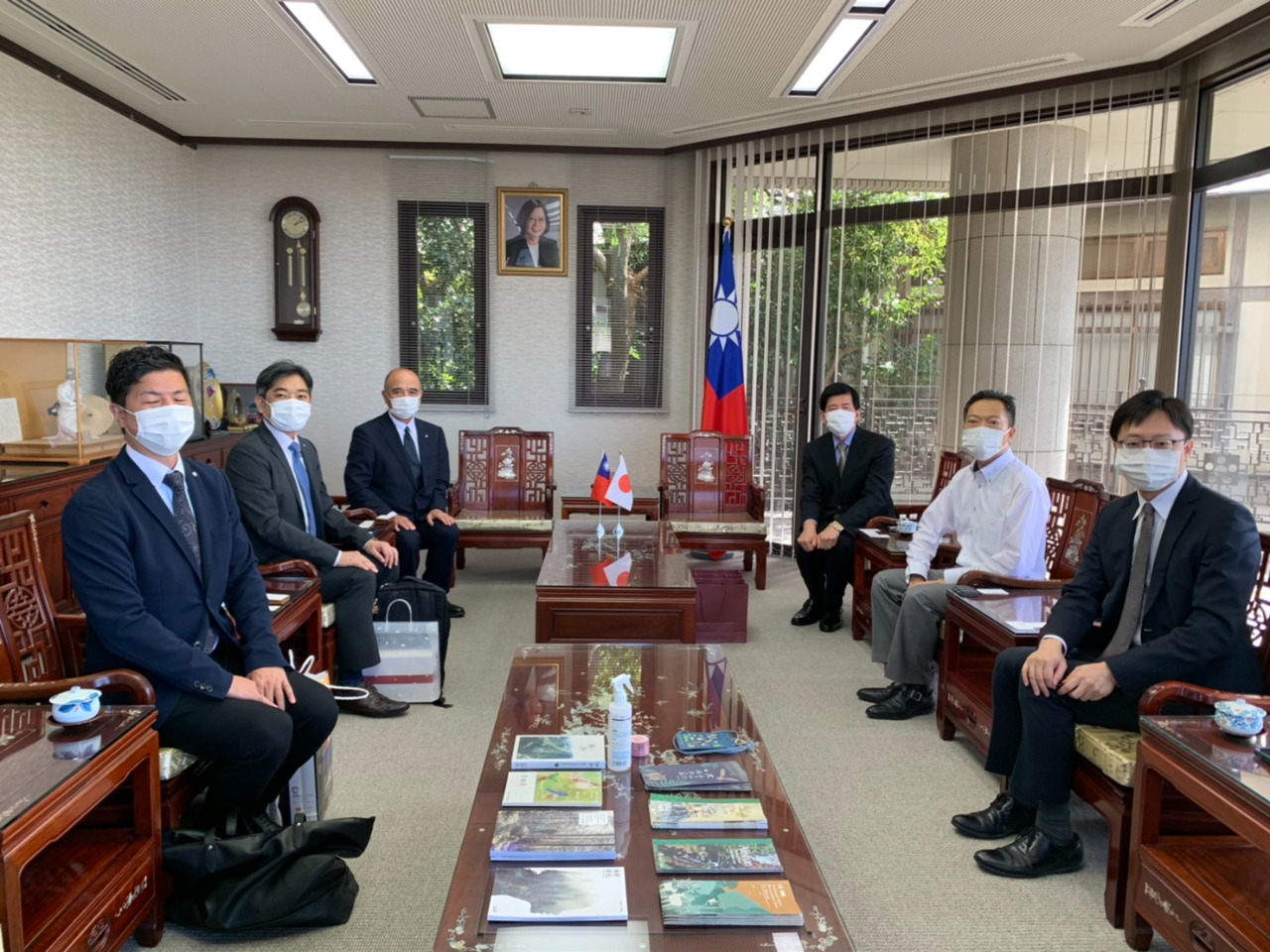 長崎県町村会事務局長竹內清吾(左三)、振興課課長森志朗(左二)、振興課係長久保雄策(左一)