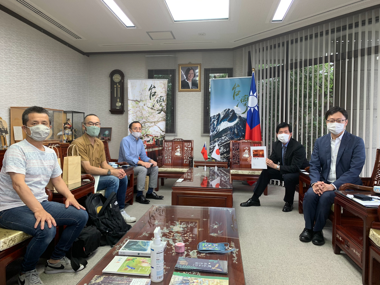 福岡市経済観光文化局 国際経済．コンテンツ部コンテンツ振興課国際映画祭楠本賢司係長（左三）、Touch Films海老原平代表（左二）