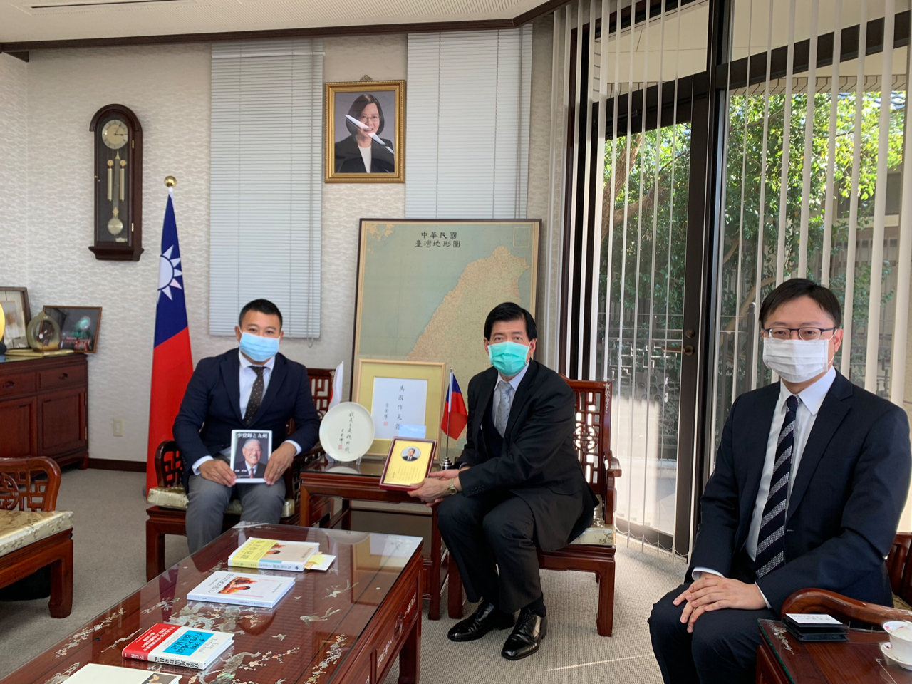 農林水産大臣政務官参議院議員河野義博秘書永島弘通様（左一）