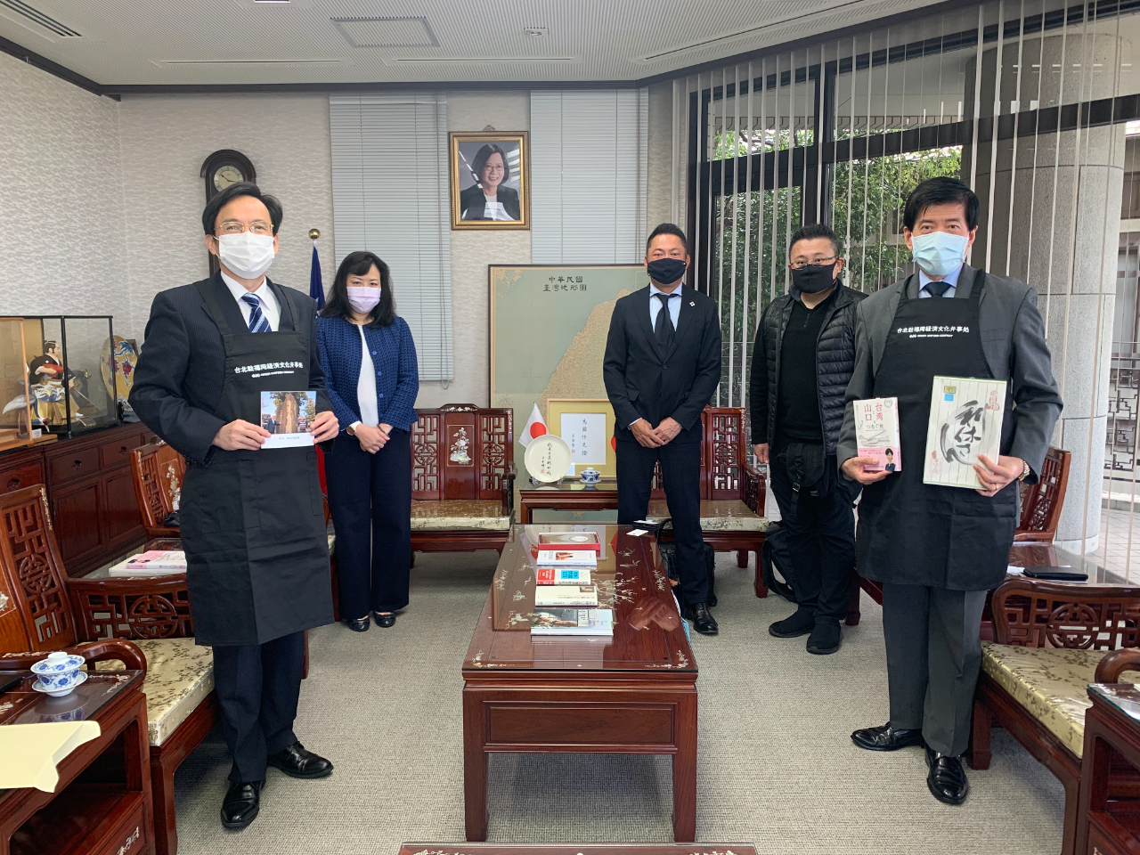 10月28日、山口県原田社長、井上社長等一行2人が陳総領事、台湾貿易センター駱所長、林所長を表敬訪問。