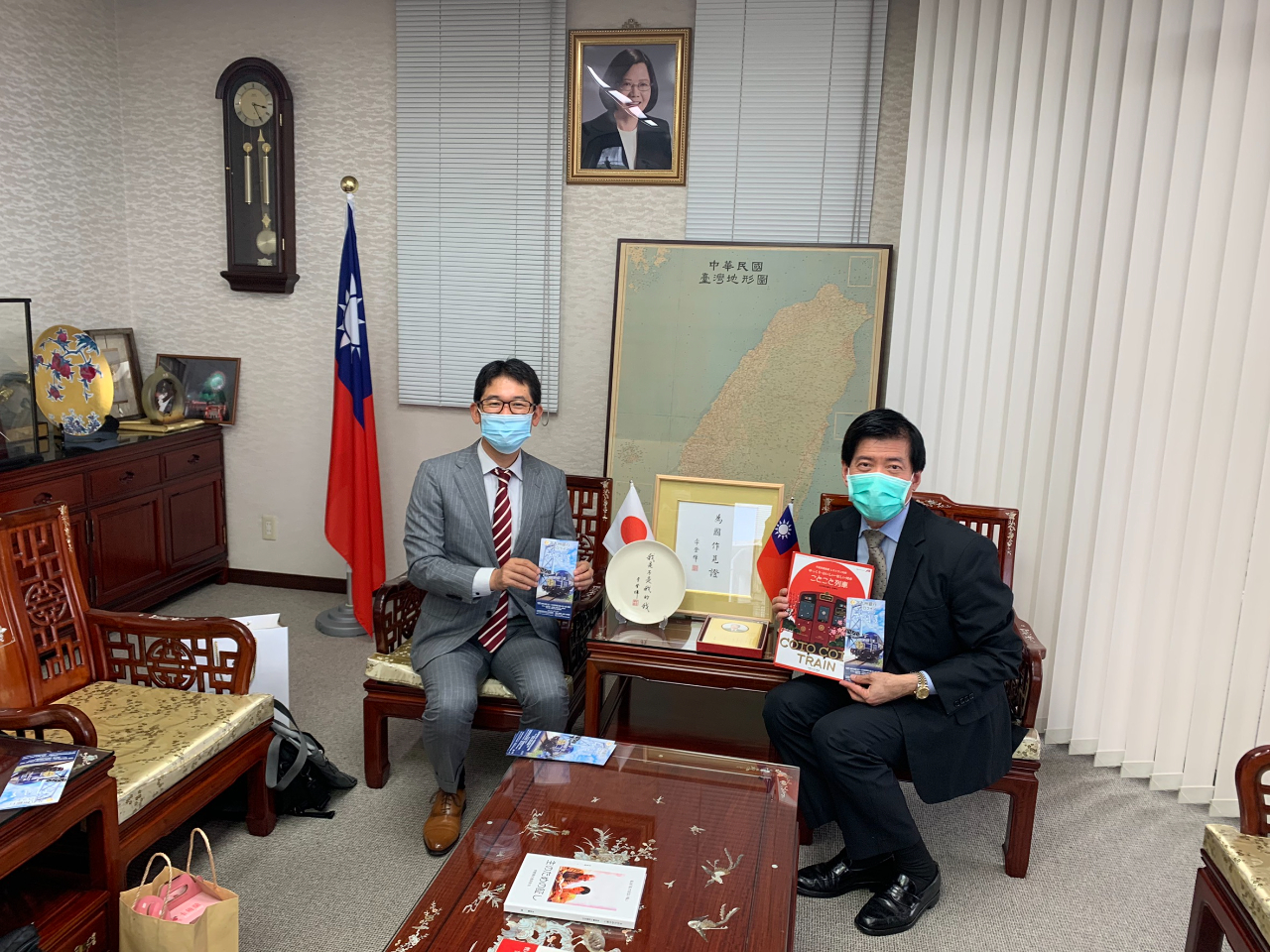 10月21日、平成筑豊鉄道株式会社代表取締役社長河合賢一、福岡県企画·地域振興部交通政策課鐵道係参事輔佐兼鐵道係長山崎淳一郎、主任主事野見山直之等一行3人が陳総領事を表敬訪問。
平成筑豊鉄道株式会社代表取締役社長河合賢一（左）