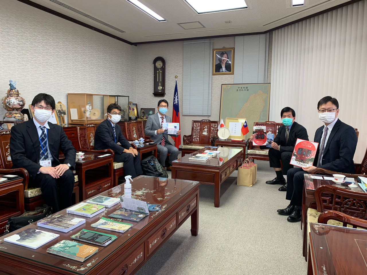 10月21日、平成筑豊鉄道株式会社代表取締役社長河合賢一、福岡県企画·地域振興部交通政策課鐵道係参事輔佐兼鐵道係長山崎淳一郎、主任主事野見山直之等一行3人が陳総領事を表敬訪問。