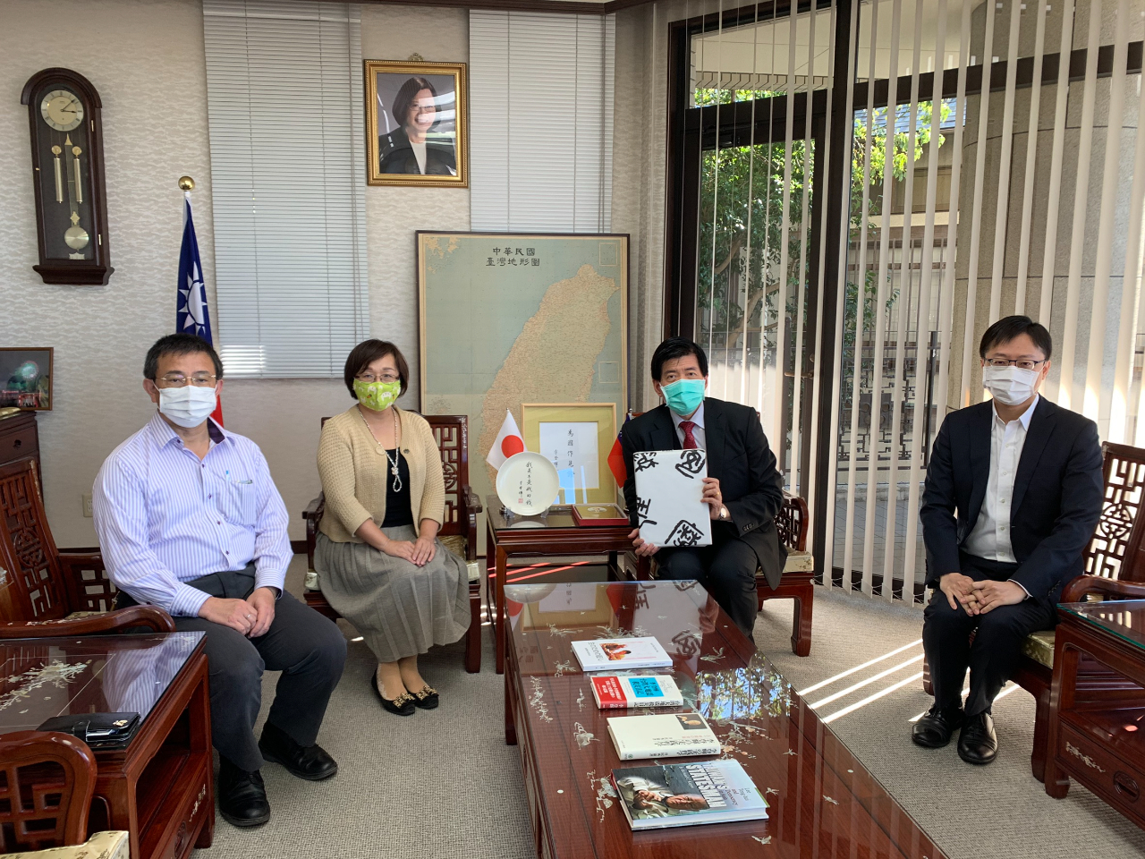 僑務顧問陳怡如（左二）