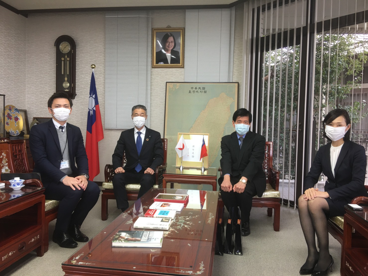 福岡銀行グローバルソリューション部渡辺貴幸部長（左二）、小野祐司副調查役（左一）、小笹支店花田尋美支店長（右一）