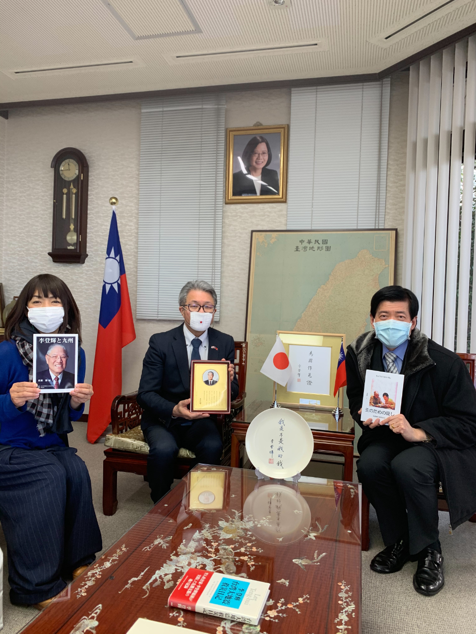 日華（台）親善慰霊訪問団田口俊哉団長代行（中）、廣瀬千晴様（左）