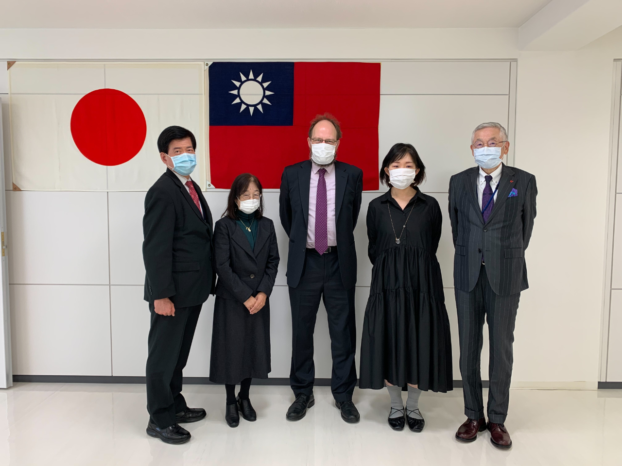 福岡日華親善協会天岡健会長（右一）、九州大学Vickers教授（中）、前原志保博士（右二）