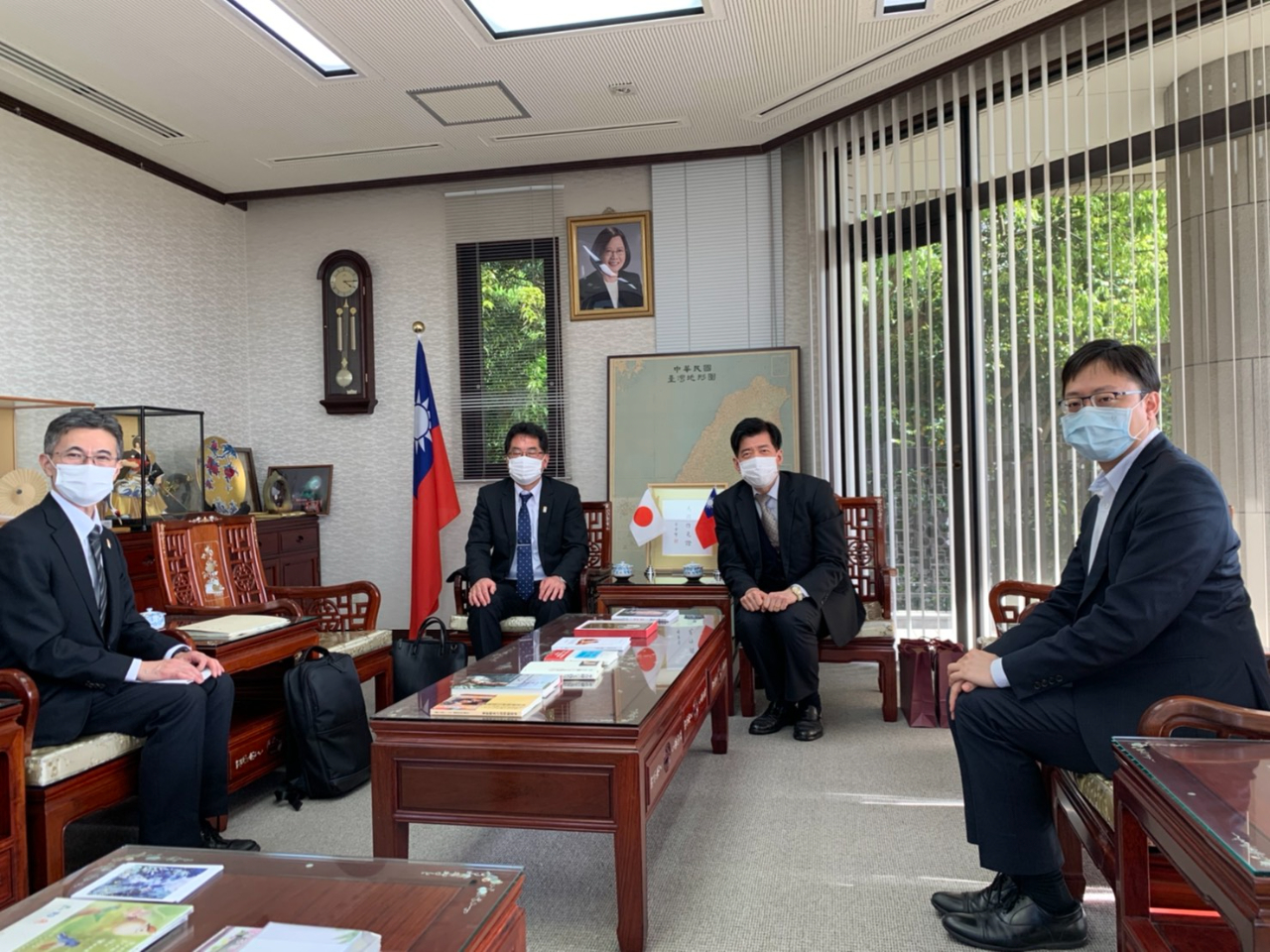 宮崎県福岡事務所益留孝一所長（左二）、南條寿文次長（左一）