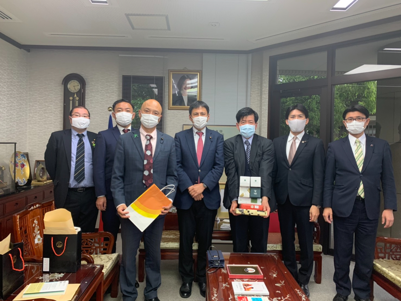 自民党青年局国際部武井俊輔部長（左四）、青年局中央常任委員会橋口海平議長（左二）