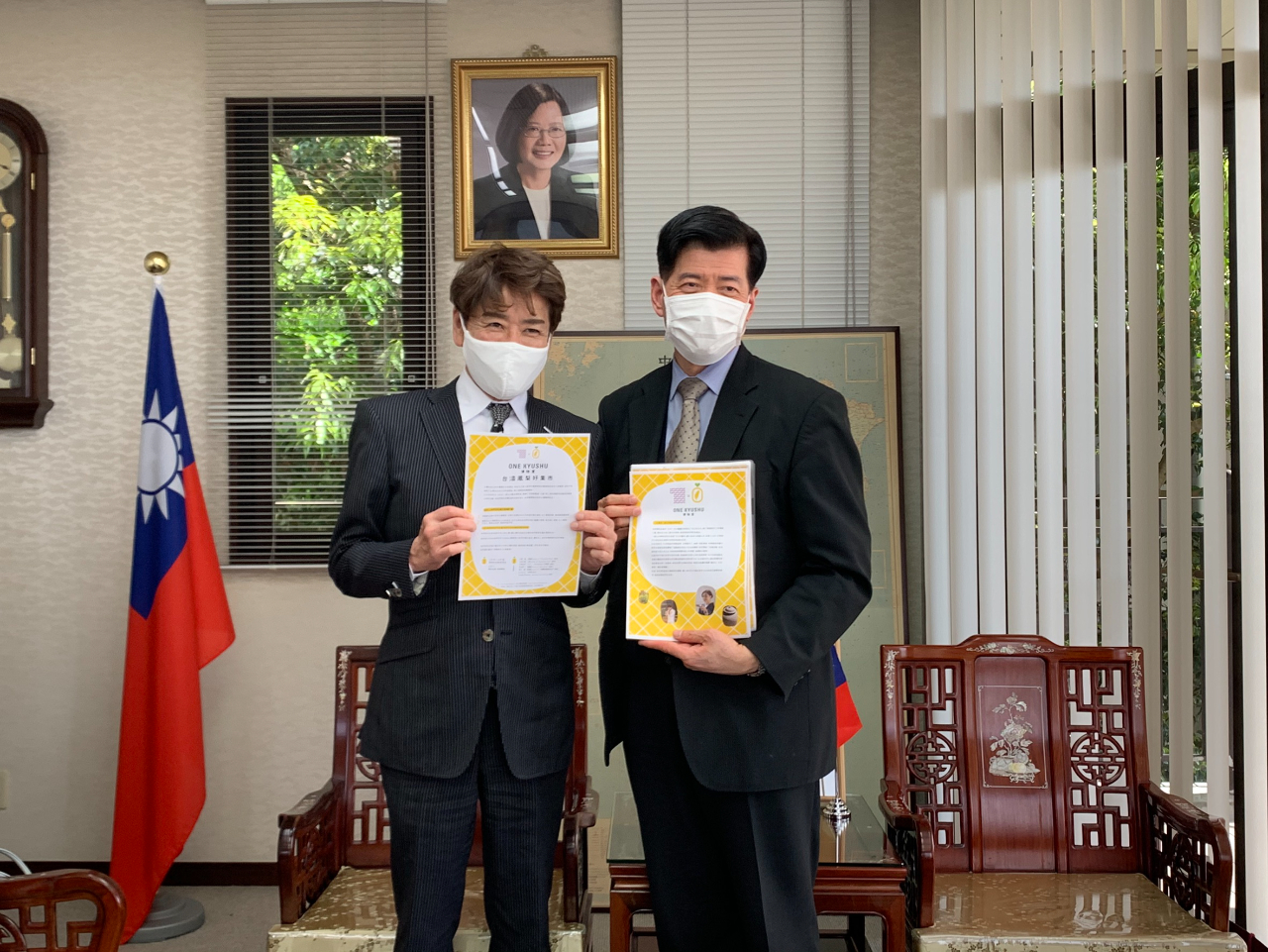 有限会社チョコレートショップ佐野隆社長（左）