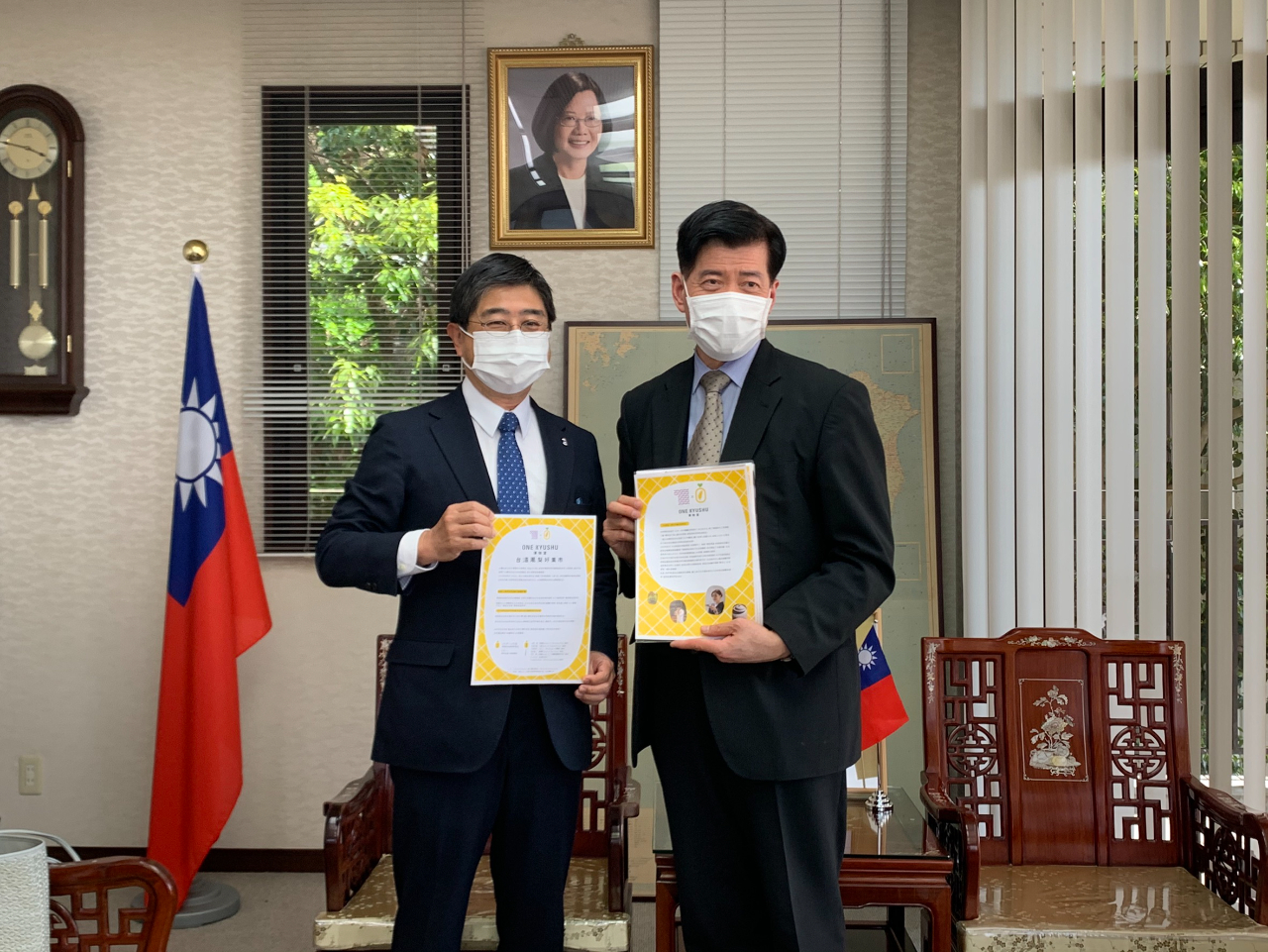 西日本鉄道株式会社清水信彦専務執行役員（左）