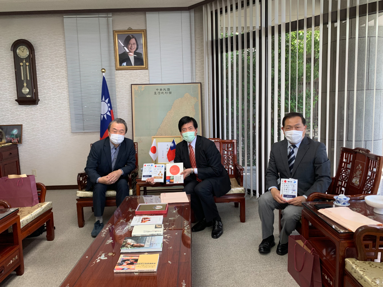 IBCコンサルティング＆パブリッシンググループ賀川洋会長（左）