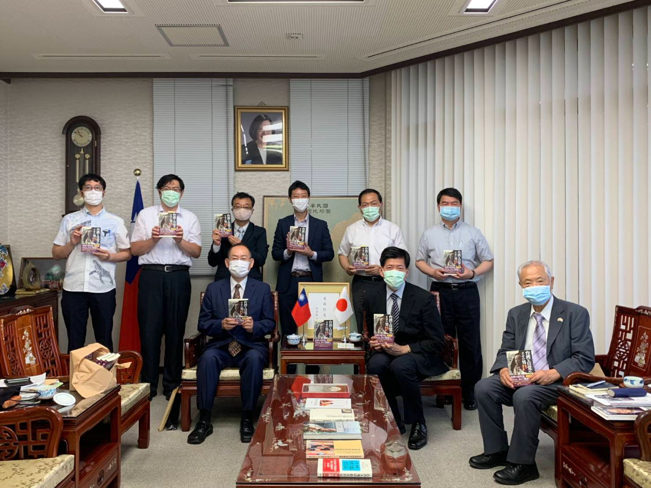 7月21日、周南市前市長木村健一郎様、株式会社梓書院前田司取締役部長、田上賢祐ライター等一行5人が陳総領事を表敬訪問し、著書「台湾を目覚めさせた男　児玉源太郎」を贈呈した。