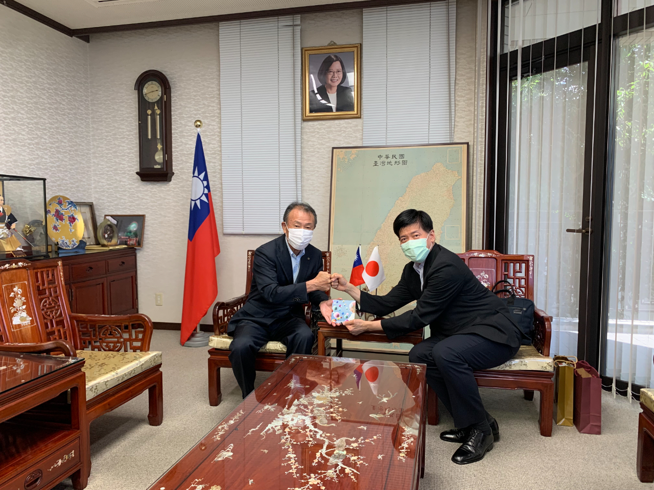 福岡県豊前市後藤元秀市長（左）