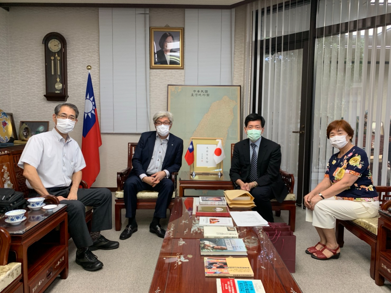 福岡市議会前議長阿部真之助議員(左二)、一般社団法人日本グローバル・イニシアティブ協会綿貫雅一理事長(左一)