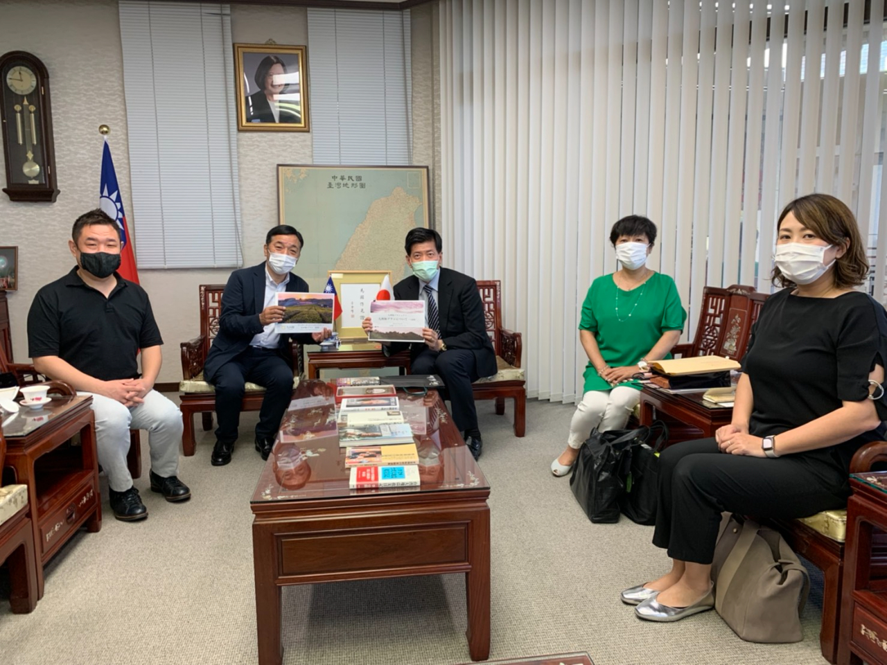 7月21日、株式会社コーホー部大仁田英貴代表取締役、靍直子取締役、九州電力株式会社テクニカルソリューション統括本部湯越美紀プロジェクトマネージャー等一行4人が陳総領事を表敬訪問。