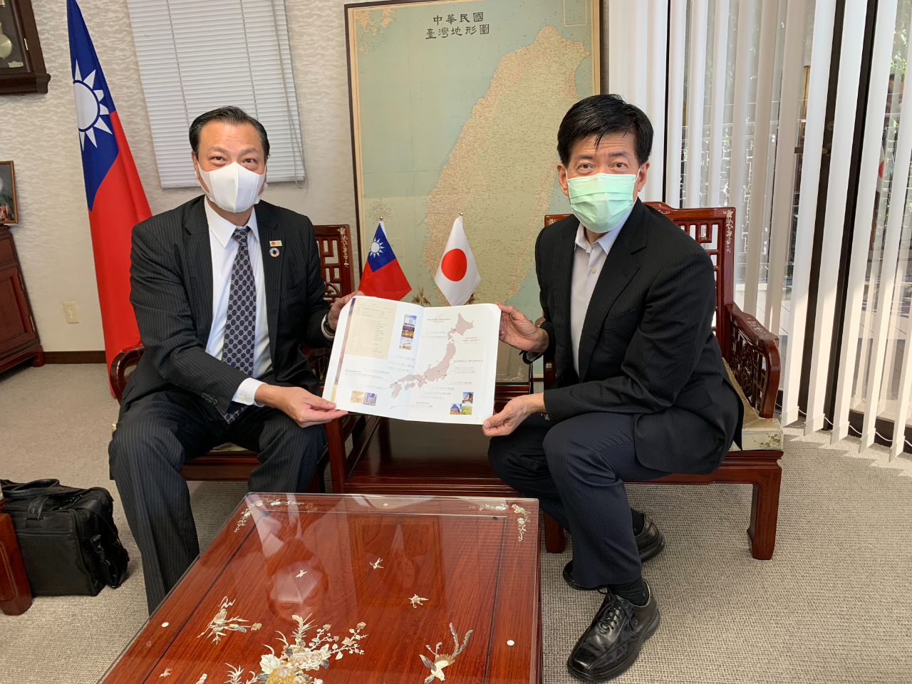 コアグローバルマネジメント株式会社柳沢(楊)英孝取締役営業本部長（左）