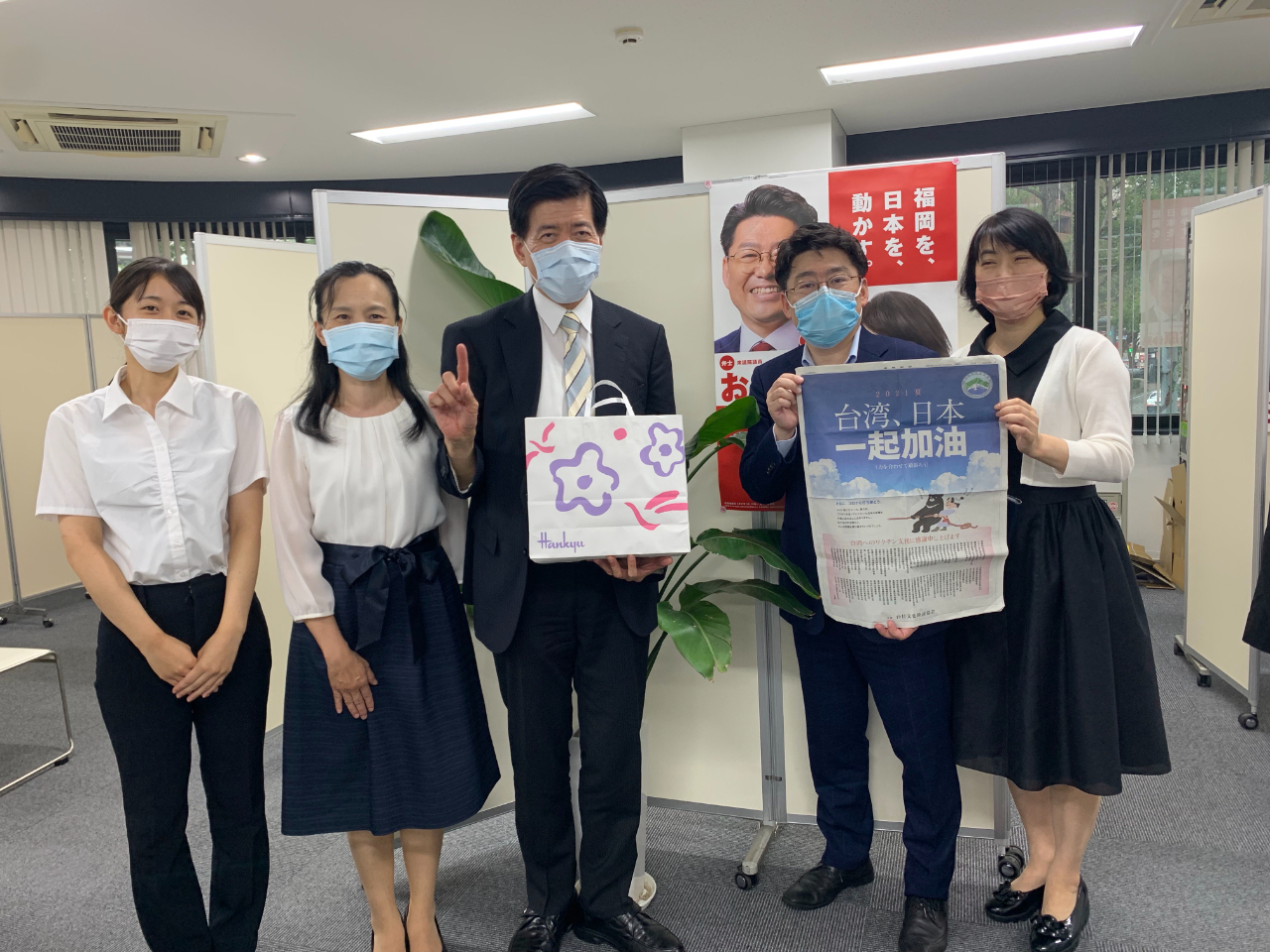 8月24日、陳総領事夫婦が鬼木誠衆議院議員夫婦を表敬訪問。