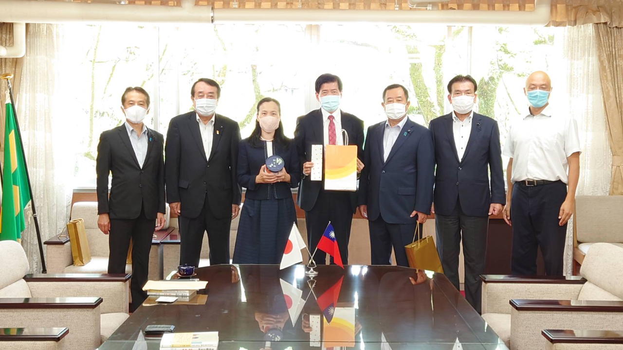 8月23日、陳総領事夫婦が宮崎県議会中野一則議長、浜砂守副議長及「友台議連」星原透会長、山下前議長を表敬訪問。