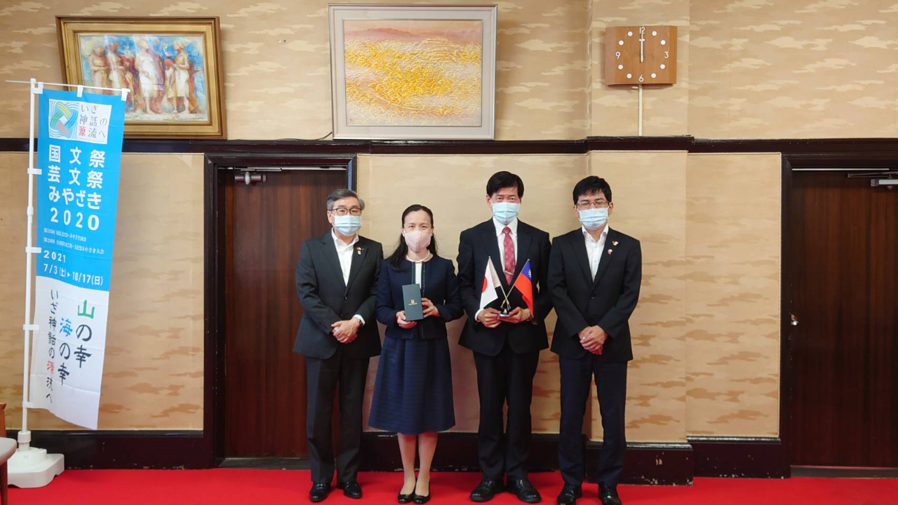 宮崎県日隈俊郎副知事（左一）、永山寛理副知事（右一）