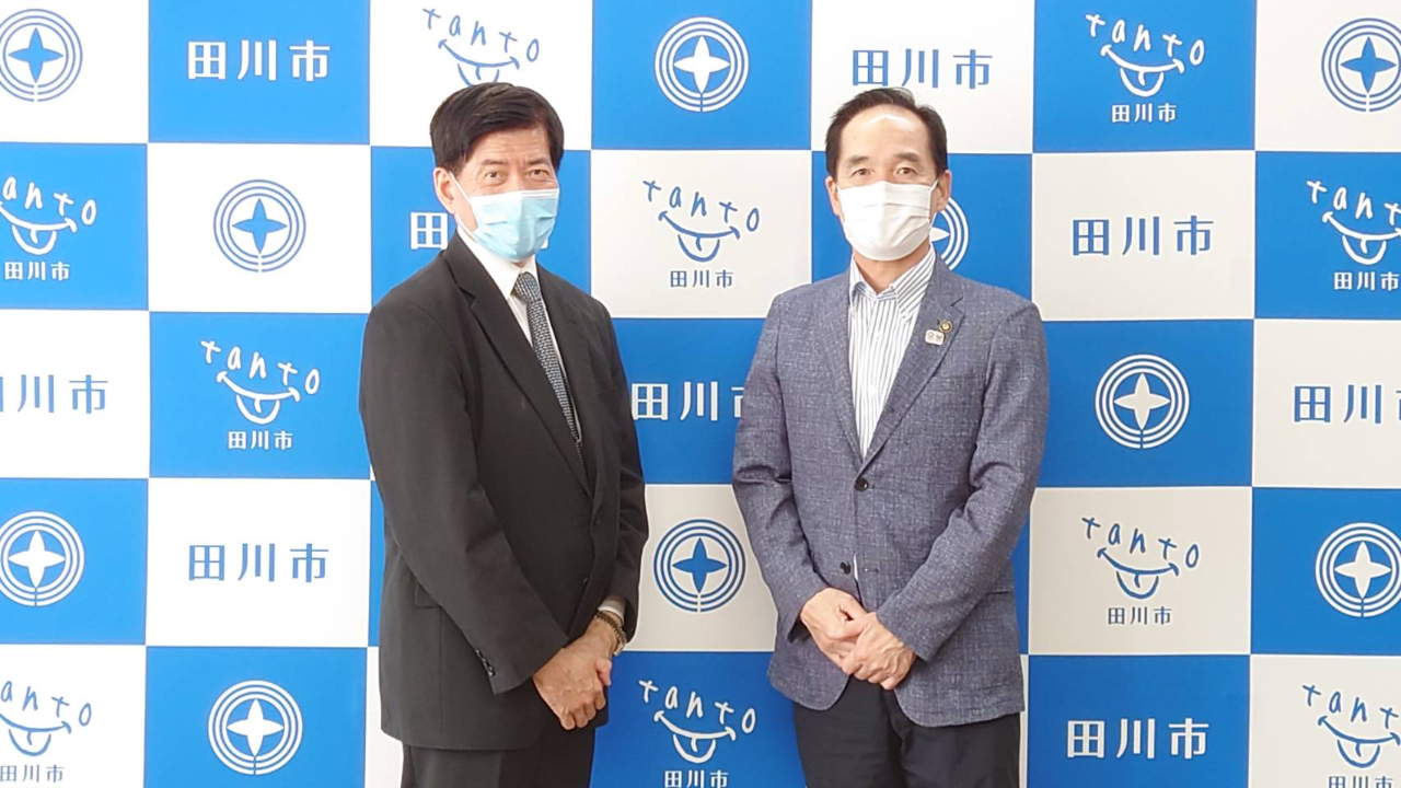 福岡県田川市二場公人市長（右）