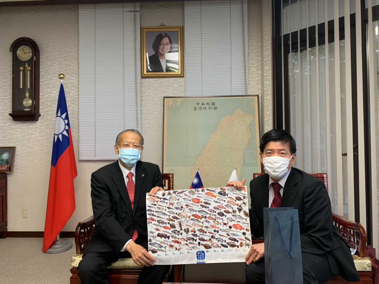 大分県佐伯市田中利明市長（左）