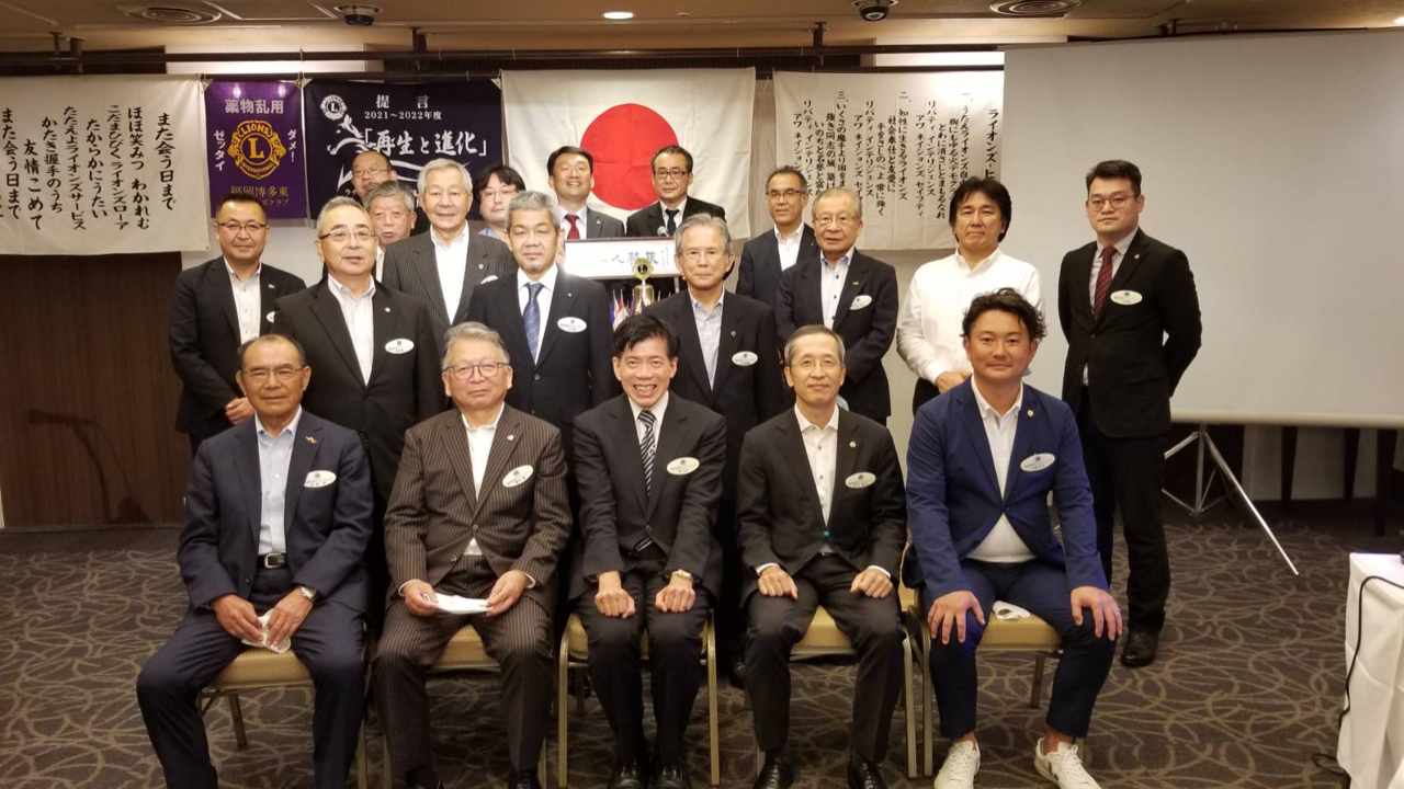 博多東ライオンズクラブ橋本勝会長（左二）
