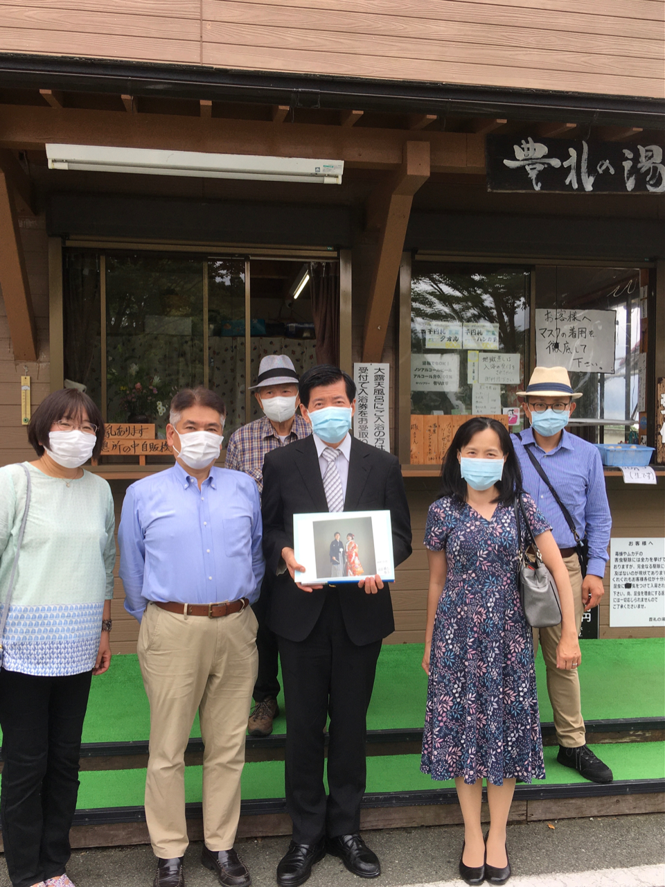 日本李登輝の友会熊本県支部廣瀬勝支部長（左二）