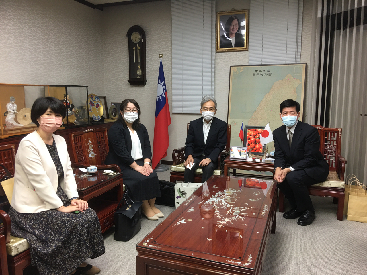 9月13日、公益社団法人福岡県観光連盟伊東望事務局長、中園久美加誘致部課長、川邊理沙誘致部主任等一行3人が陳総領事を表敬訪問。