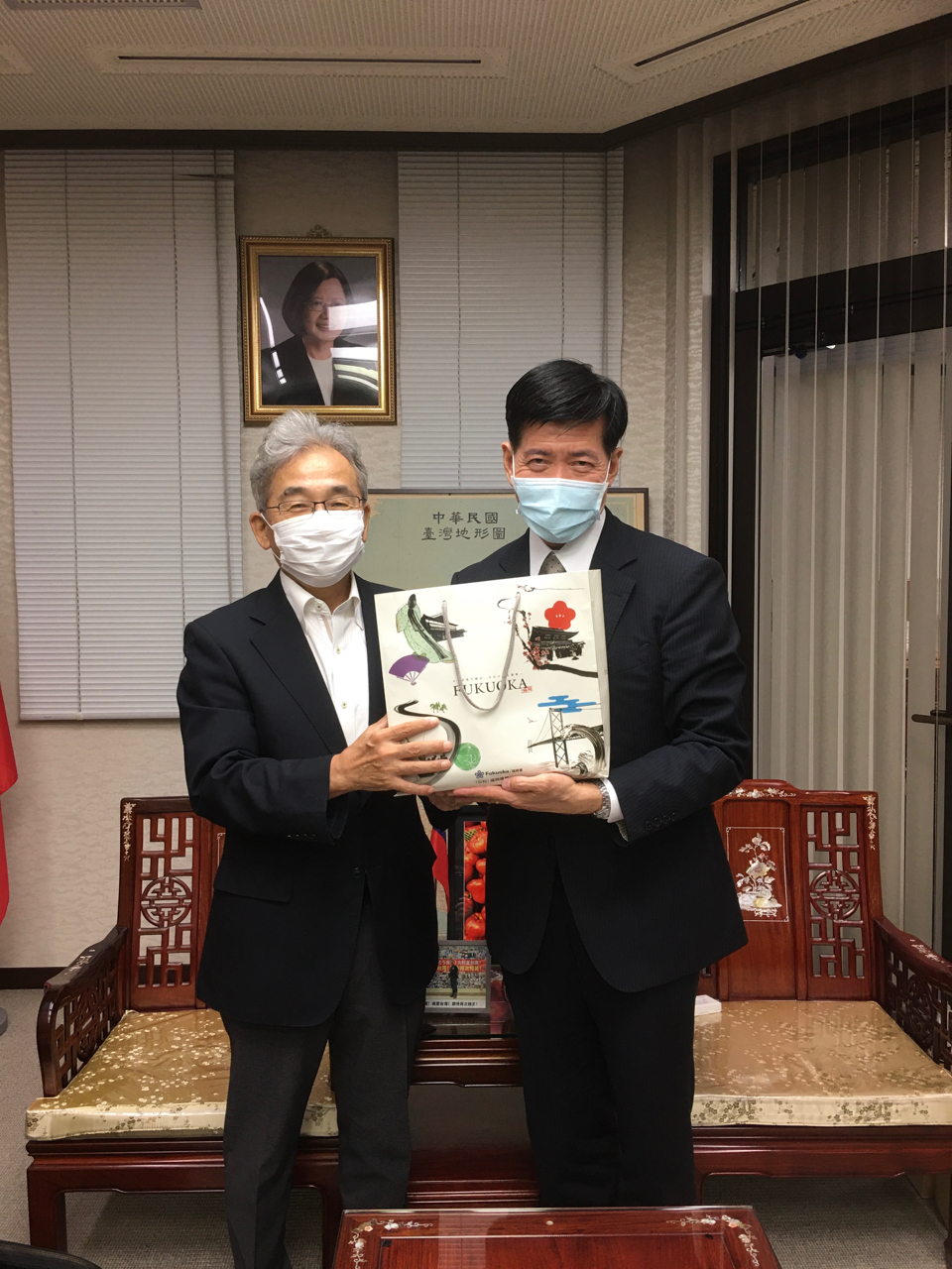 公益社団法人福岡県観光連盟伊東望事務局長(左)