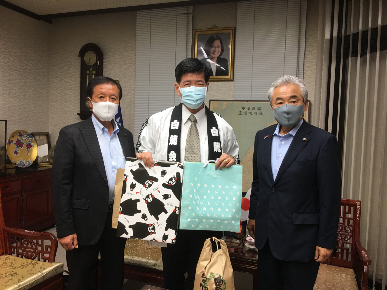 菊池市議会大賀慶一議長（右）、泉田栄一朗議員（左）