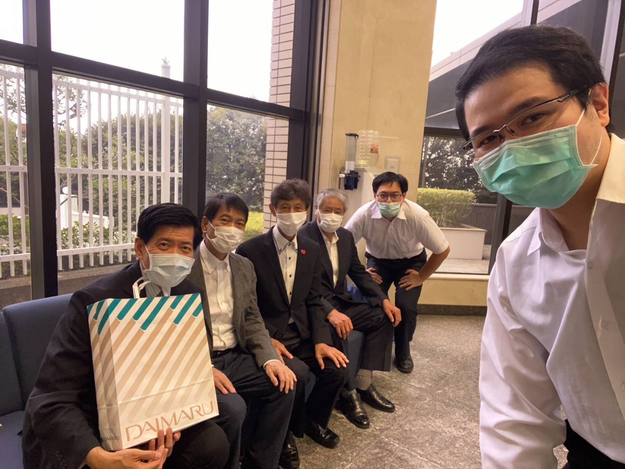 藤勝徳様（左二）、時里英昭様（左三）、広瀬好幸様（左四）