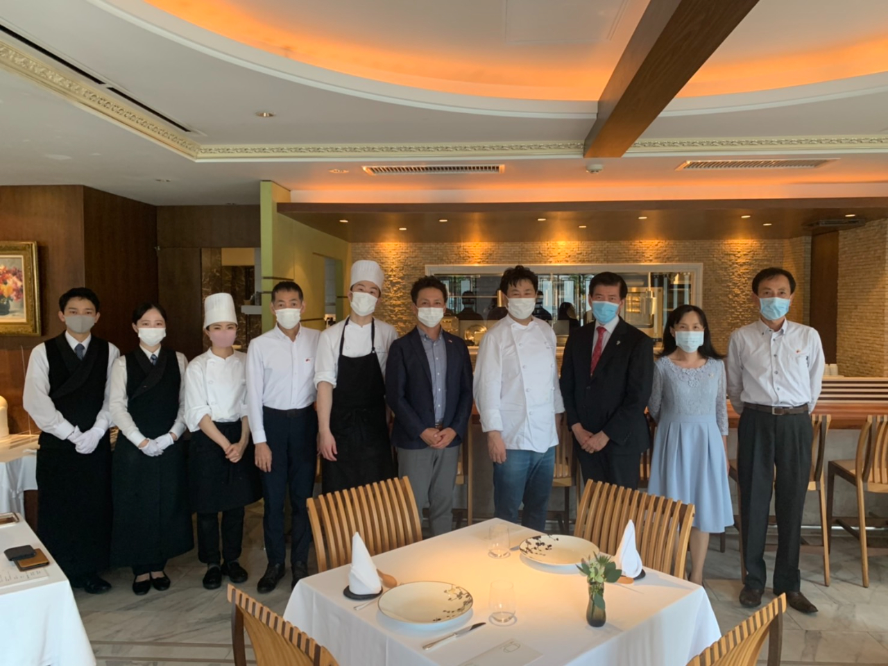 株式会社アイズ青砥俊弥代表取締役（右五）、音山清マネージャー（左四）、総合事業部高嶋秀明マネージャー（左一）、小西晃治代表取締役総料理長（右四）