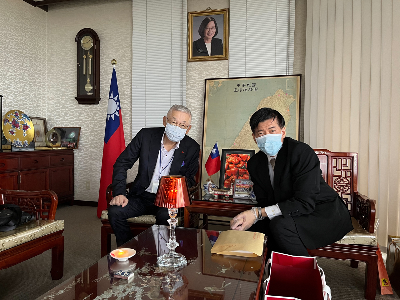 福岡日華親善会天岡健会長（左）